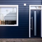 donkerblauwe gevelbekleding voorkant huis